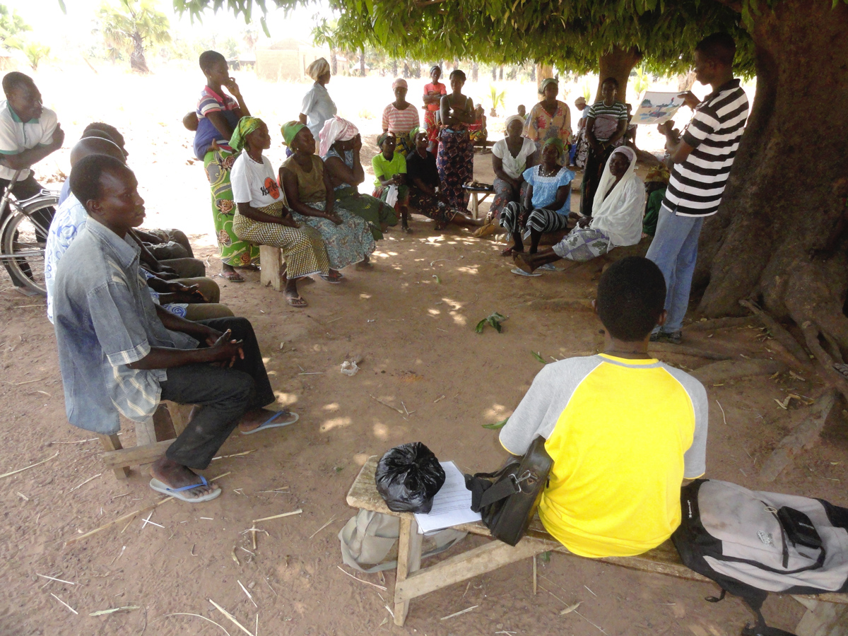 7-Un-animateur-de-3ASC-en-pleine-séance-d'IEC-sur-l'hygièene-de-l'eau 7-Un-animateur-de-3ASC-en-pleine-séance-d'IEC-sur-l'hygièene-de-l'eau